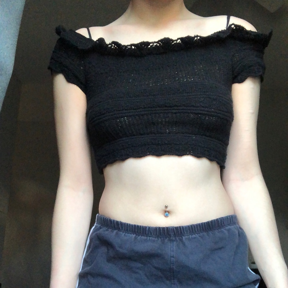 OFF THE SHOULDER CROCHET CROPTOP